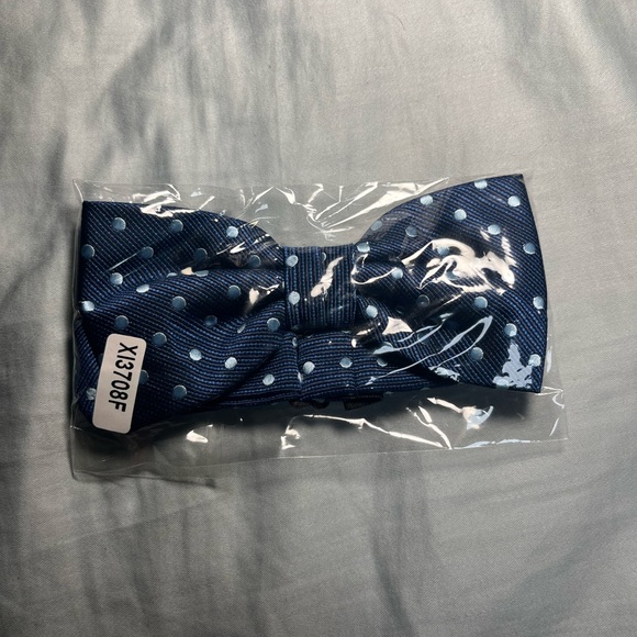BRAND NEW unopened (pre-tied) polka dot bow tie. - Picture 1 of 1